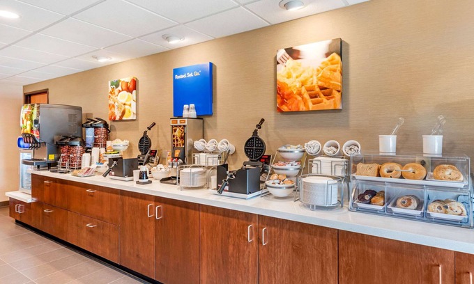 Lincoln Hotel | Relaxing Comfort Inn & Suites near Route 66 with Pool
