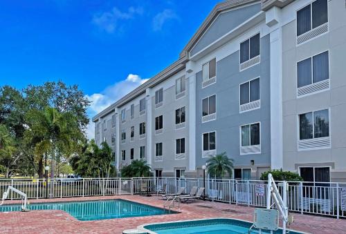 Fruitville Hotel | Pet-Friendly Comfort Inn & Suites Sarasota I75 with Pool