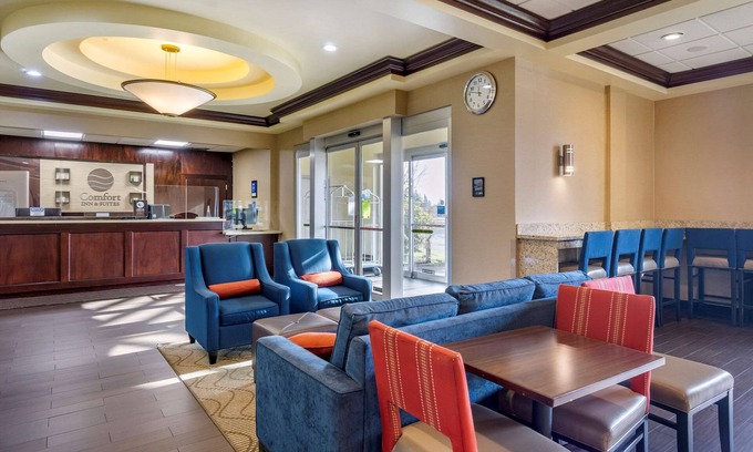 Haller Lake Hotel | Cozy Comfort Inn & Suites Seattle North with Spa & Dining