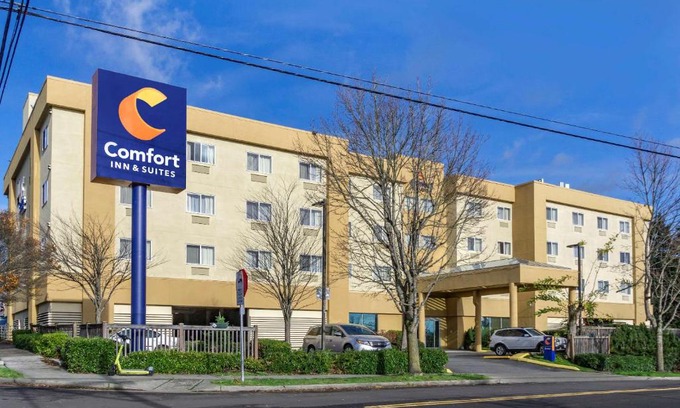 Haller Lake Hotel | Pet-Friendly Comfort Inn & Suites Seattle North Awaits You