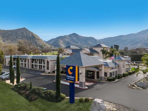 Three Rivers Hotel | Inviting Comfort Inn & Suites with Pool, Pet Friendly Stay