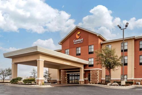 Shawnee Hotel | Convenient Comfort Inn & Suites Shawnee North with Pool