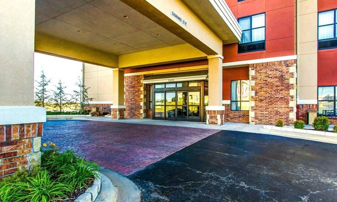 Shawnee Hotel | Inviting Comfort Inn & Suites Shawnee North with Pool & Spa