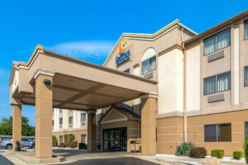 Jackson Hotel | Comfort Inn & Suites: Family-Friendly Stay with Pool Access