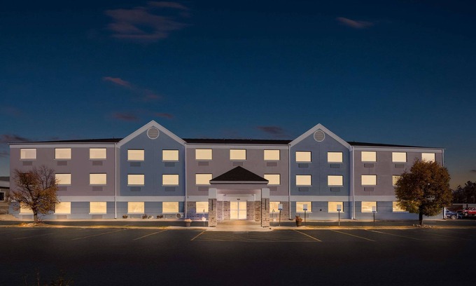Mason City Hotel | Comfortable Quality Inn & Suites with Pool and Breakfast