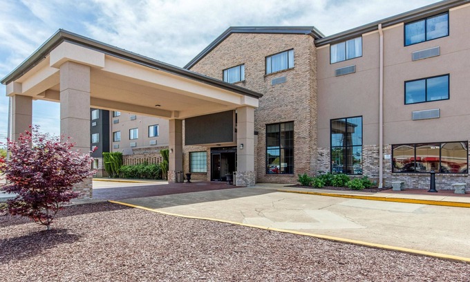 McComb Hotel | Comfort Inn & Suites: Poolside Relaxation Awaits You