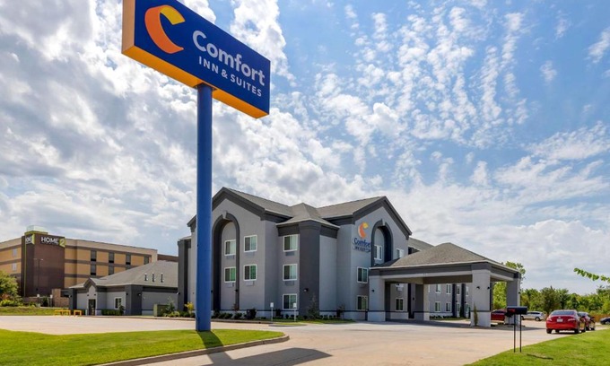 Muskogee Hotel | Discover Comfort Inn & Suites: Pet Friendly with Pool Access