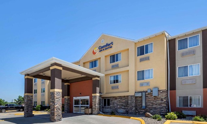 Waterloo Hotel | Pet-Friendly Comfort Inn & Suites in Waterloo - Cedar Falls