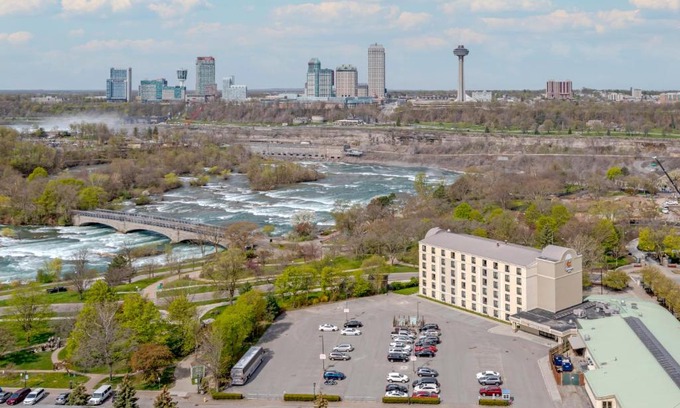 Downtown Niagara Falls Hotel | Eco-Friendly Comfort Inn The Pointe with Breakfast & Hot Tub