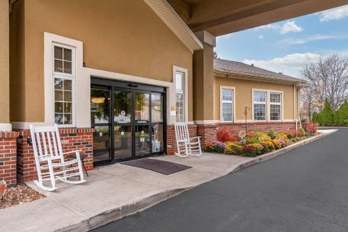 Amherst Hotel | Pet-Friendly Comfort Inn University with Oceanfront Views