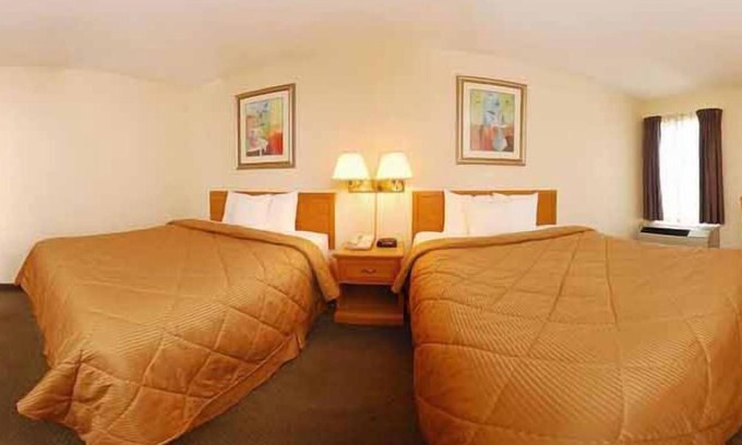 Revloc Hotel | Comfort Inn: Rated 8.6/10 with Pool & Spa Amenities
