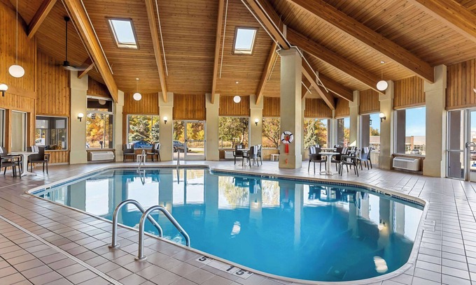 Painesville Hotel | Comfort Inn: Family-Friendly Hotel with Pool & Breakfast