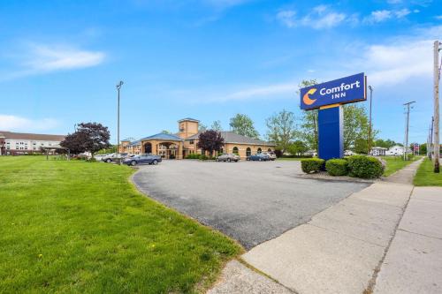 Van Wert Hotel | Comfort Inn: Pet Friendly Stay with Pool Access, Rated 8.1