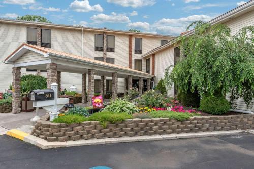 Milnesville Hotel | Comfort Inn: Eco-Friendly Stay with Pool & Pet Amenities