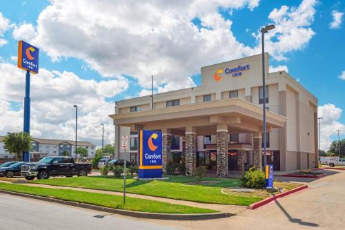 Wichita Falls Hotel | Pet Friendly Comfort Inn Wichita Falls North with Pool Access