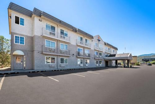 Yreka Hotel | Comfort Inn Yreka I-5: Pet-Friendly Getaway with Pool