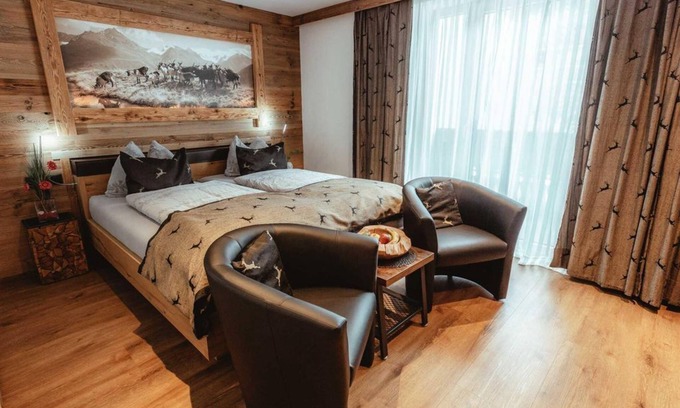 Dorfgastein Bed & Breakfast | Comfortable Multi-Bed Room at Gasthof Walcher