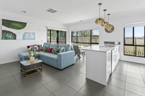 Officer House | Cozy Retreat in VIC Officer: Pet-Friendly & Family Welcome