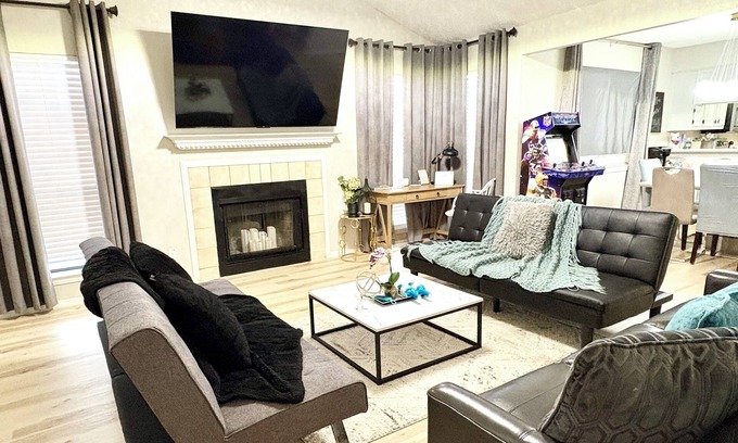 South Arlington House | Cozy Arlington Home: Walk to AT&T Stadium & Pet Friendly