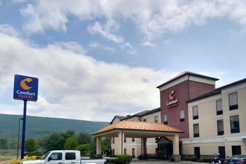 Altoona Hotel | Comfort Suites: Pet-Friendly Retreat with Pool Access