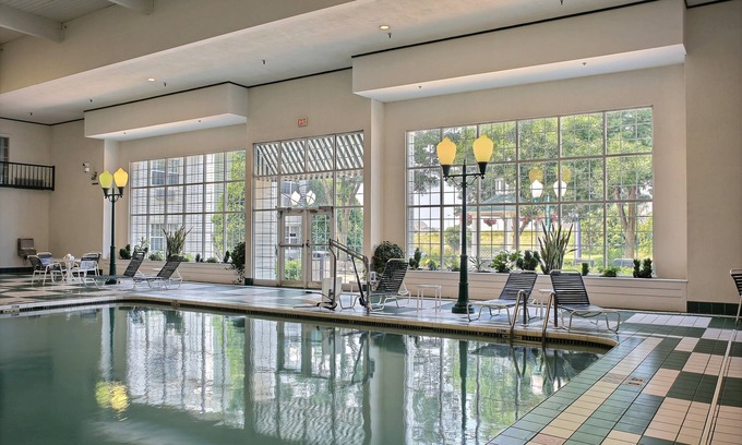 Appleton Hotel | Inviting Comfort Suites Near Appleton Airport with Pool & Spa