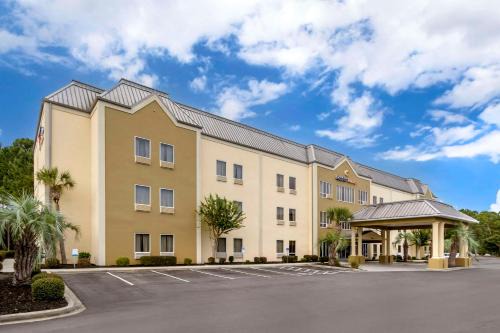 Red Hill Hotel | Inviting Comfort Suites at the University with Ocean Views