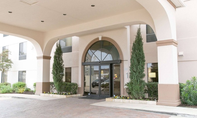 McNeil Hotel | Inviting Comfort Suites Austin NW Lakeline with Pool & Spa