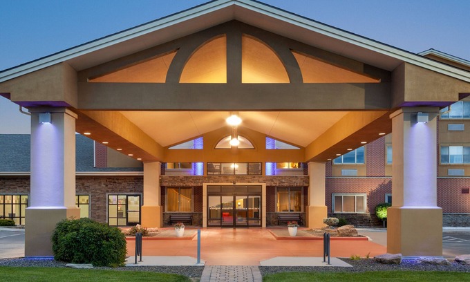 Meridian Hotel | Relaxing Comfort Suites Boise West Meridian with Pool & Spa
