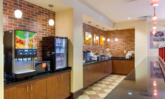 West Ashley Hotel | Inviting Comfort Suites Charleston West Ashley with Pool & Spa