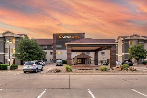 Clovis Hotel | Comfort Suites: Family-Friendly Stay with Spa and Breakfast