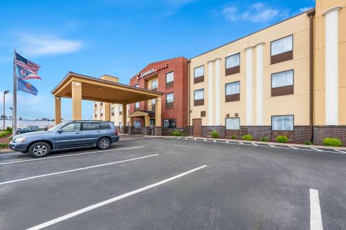 Summit Station Hotel | Cozy Comfort Suites Columbus: Family-Friendly with Pool