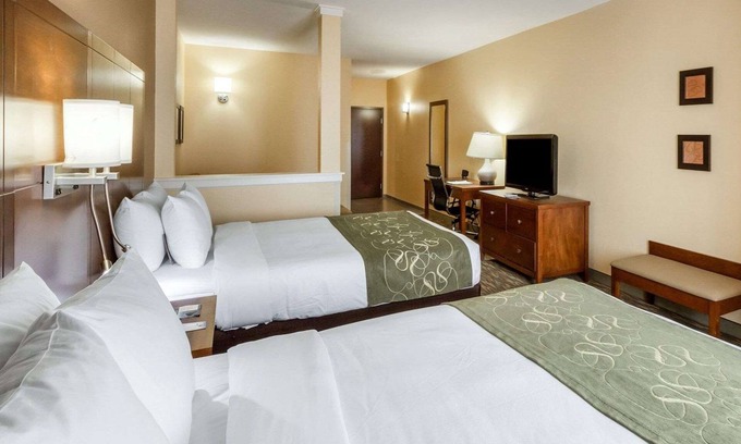 Cotulla Hotel | Relaxing Comfort Suites Cotulla with Pool & Breakfast