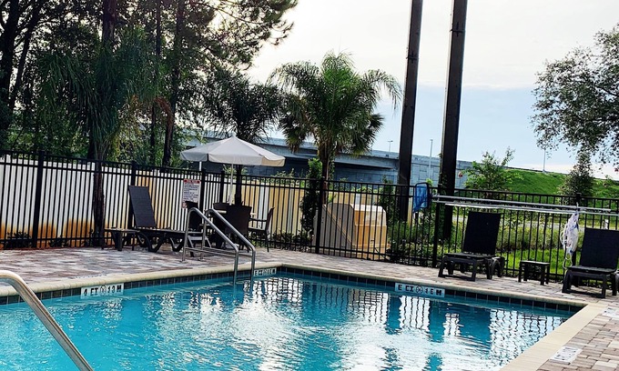 Daytona Beach Hotel | Relax at Comfort Suites Daytona Beach - Pool & Breakfast Included