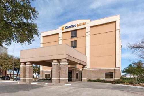 Grapevine Hotel | Comfort Suites DFW N-Grapevine: Poolside Relaxation Awaits
