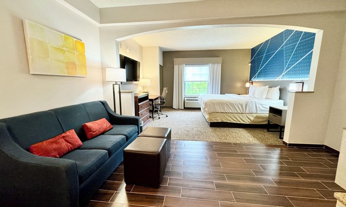 East Brunswick Hotel | Comfort Suites East Brunswick - Family-Friendly Amenities Await
