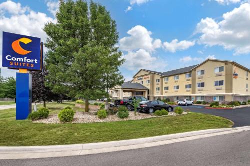 Elkhart Hotel | Relax at Comfort Suites North with Oceanfront Pool Access