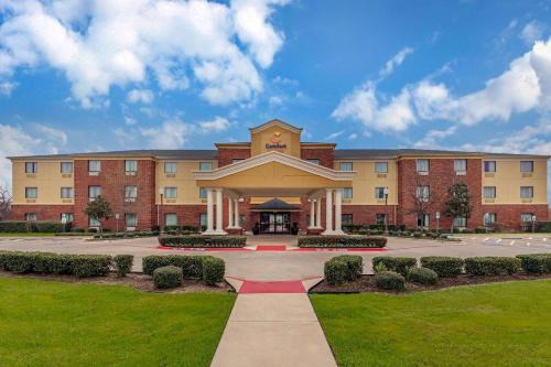 Ennis Hotel | Cozy Comfort Suites: Oceanfront Stay with Family Amenities