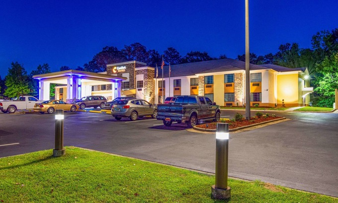 Eufaula Hotel | Comfort Suites: Family-Friendly Stay with Delicious Breakfast