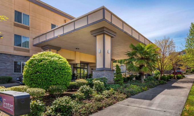 Eugene Hotel | Stylish Comfort Suites Eugene with Pool and Spa Amenities