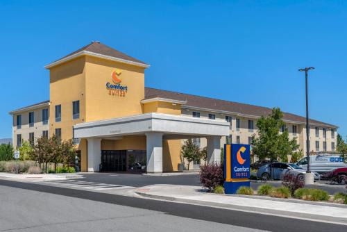 Fernley Hotel | Pet-Friendly Comfort Suites Fernley with Pool Access