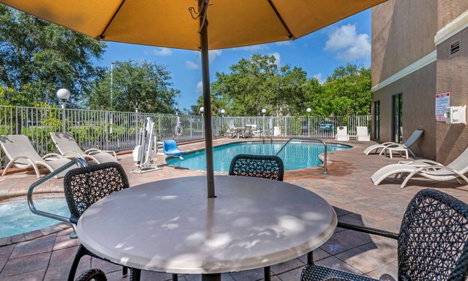 Fort Pierce Hotel | Relaxing Comfort Suites Fort Pierce with Pool and Spa