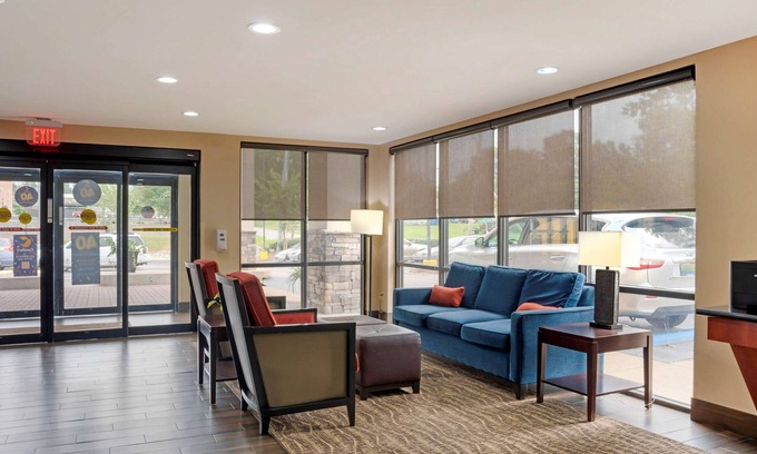 Fultondale Hotel | Convenient Comfort Suites Fultondale with Pool & Spa
