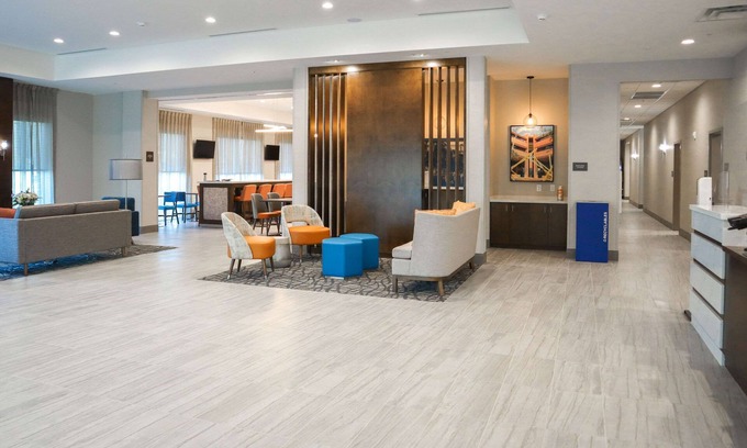 Gainesville Hotel | Relaxing Comfort Suites Gainesville near University with Pool