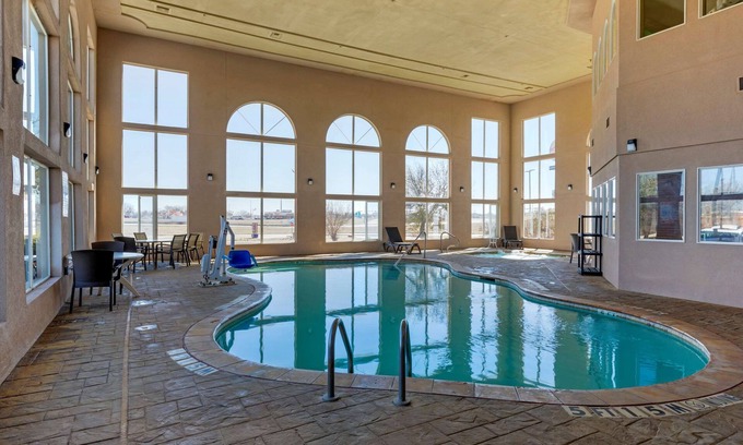 Gainesville Hotel | Comfort Suites Gainesville: Family-Friendly with Pool & Spa