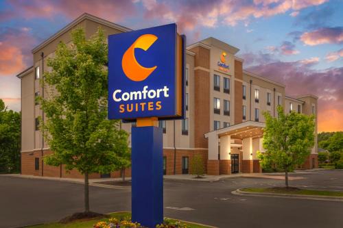 Greensboro Hotel | Relaxing Comfort Suites Greensboro-High Point with Pool & Hot Tub