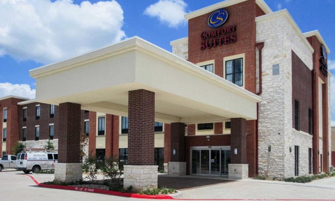 Kyle Hotel | Comfort Suites Kyle: Family-Friendly Stay with Pool Access
