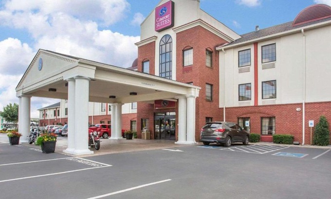 Lebanon Hotel | Comfort Suites Lebanon: Family-Friendly Stay with Pool & Hot Tub
