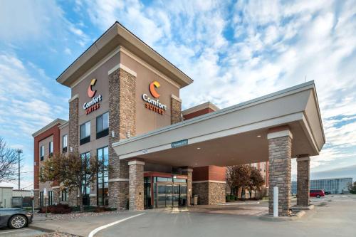 Manhattan Hotel | Comfort Suites Manhattan: Pet-Friendly Hotel with Pool