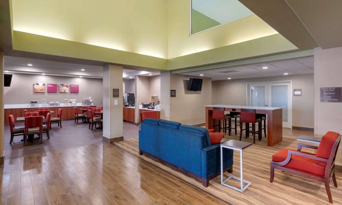 Linda Hotel | Inviting Comfort Suites Marysville - Yuba City with Pool & Dining