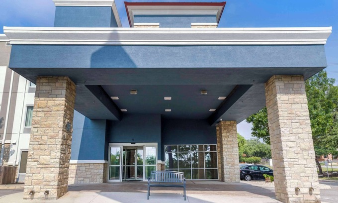 Wetmore Hotel | Convenient Comfort Suites Medical Center near Six Flags